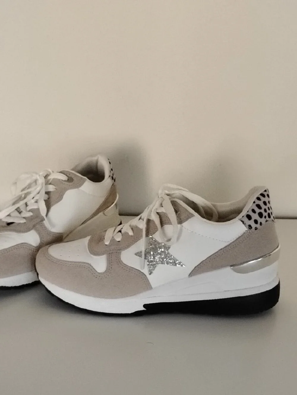 Jessica Carlyle Size 8 White & Light Gray Star Accent Lace-Up Sneakers
